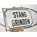 Emaljskylt STÄNG GRINDEN vit - svart 20 x 12 cm modell 39